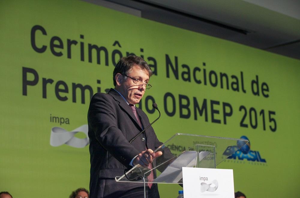 Prof. Marcelo Viana discursa aos presentes na Cerimônia.